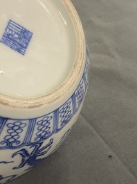 Un pot couvert en porcelaine de Chine en bleu et blanc, marque et peut-&ecirc;tre &eacute;poque de Qianlong